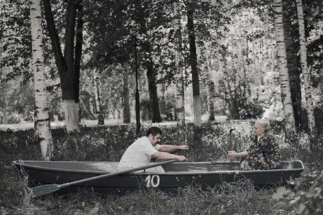 Những hình ảnh vừa mơ hồ, vừa kỳ cục, có phần cường điệu hóa nhưng ý tưởng lại thể hiện một cách rất rõ ràng và ám ảnh. Nhiếp ảnh gia này đã dựng lại mối quan hệ giữa các bà mẹ và những đứa trẻ rồi làm toát lên thông điệp rất rõ ràng về sự khác nhau giữa những mong muốn của cha mẹ và sự chịu đựng của đứa con. Ảnh: Sự độc đoán quá mức trong từng thời kì trưởng thành của con. 