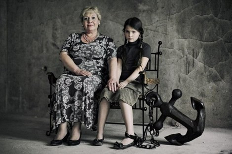 Không cách gì bảo vệ một cô con gái an toàn hơn là giữ chặt ở bên?