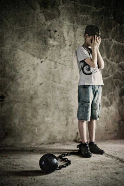 Nó cho thấy nhiều sai lầm trong quá trình nuôi dạy con của các bà mẹ. Những điều mà họ tưởng tốt cho con nhưng hóa ra lại gây hại cho những đứa trẻ. Điển hình là các lỗi như quá bao bọc con, nghiêm khắc quá mức, kiểm soát con quá mức... Ảnh: "Xiềng xích" con trong những quan điểm độc đoán.