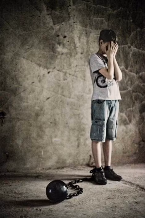 Nó cho thấy nhiều sai lầm trong quá trình nuôi dạy con của các bà mẹ. Những điều mà họ tưởng tốt cho con nhưng hóa ra lại gây hại cho những đứa trẻ. Điển hình là các lỗi như quá bao bọc con, nghiêm khắc quá mức, kiểm soát con quá mức... Ảnh: "Xiềng xích" con trong những quan điểm độc đoán.