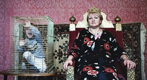 Nhốt con trong những "chiếc lồng" tự tạo... để thể hiện quyền lực.