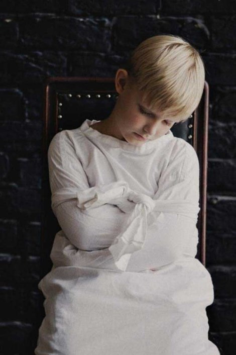 Tuy nhiên, hãy thật tỉnh táo để nhìn nhận. Đôi khi “tình yêu” cũng có những mặt trái mà bạn không thể nhận ra. Ảnh: Mệt mỏi vì sự kiểm soát quá chặt chẽ của mẹ.Mệt mỏi vì sự kiểm soát quá chặt chẽ của mẹ.