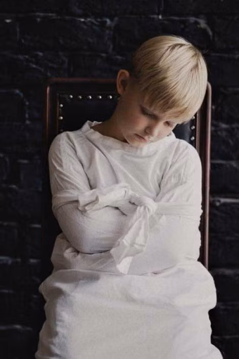 Tuy nhiên, hãy thật tỉnh táo để nhìn nhận. Đôi khi “tình yêu” cũng có những mặt trái mà bạn không thể nhận ra. Ảnh: Mệt mỏi vì sự kiểm soát quá chặt chẽ của mẹ.Mệt mỏi vì sự kiểm soát quá chặt chẽ của mẹ.