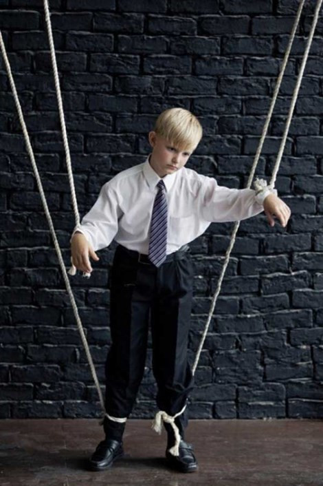 Đôi khi chúng ta không hề nhận ra chúng ta đang sai trong cách nuôi dạy con mà tự bào chữa với mình bằng những câu nói kiểu như: “Mẹ làm điều này là vì con”, “con làm thế này sẽ tốt hơn cho chính con”, “Mẹ hiểu những gì mẹ nói”, “Mẹ chỉ muốn con không lặp lại sai lầm của mẹ”... Ảnh: Trẻ con như những "con rối" trong tay các bà mẹ.