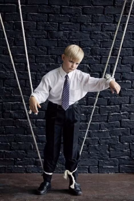 Đôi khi chúng ta không hề nhận ra chúng ta đang sai trong cách nuôi dạy con mà tự bào chữa với mình bằng những câu nói kiểu như: “Mẹ làm điều này là vì con”, “con làm thế này sẽ tốt hơn cho chính con”, “Mẹ hiểu những gì mẹ nói”, “Mẹ chỉ muốn con không lặp lại sai lầm của mẹ”... Ảnh: Trẻ con như những "con rối" trong tay các bà mẹ.