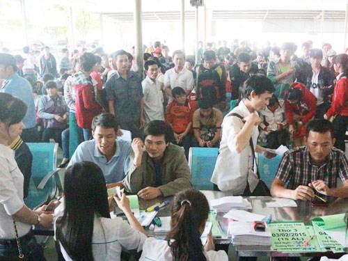 Khoc, ngat, ngu gat cho mua ve xe ve que an Tet-Hinh-8