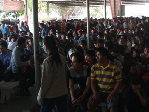 Khoc, ngat, ngu gat cho mua ve xe ve que an Tet-Hinh-4