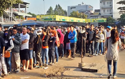 Khoc, ngat, ngu gat cho mua ve xe ve que an Tet-Hinh-9