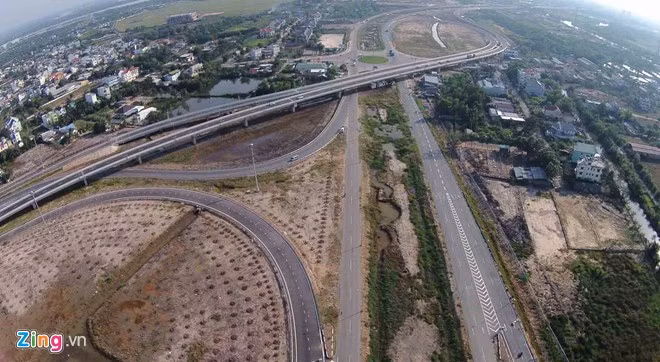 Một phần nút giao vành đai 2. Ngày 20/12/14, tổng Công ty Đầu tư phát triển đường cao tốc Việt Nam (VEC) đã đưa vào khai thác 2 nhánh C2 và B1 thuộc gói thầu xây lắp số 9 của dự án. Đây là hai nhánh lớn và quan trọng trong nút giao vành đai 2, kết nối đường cao tốc về hướng cầu Phú Mỹ, quận 7 và ngược lại. Một phần nút giao vành đai 2. Ngày 20/12/14, tổng Công ty Đầu tư phát triển đường cao tốc Việt Nam (VEC) đã đưa vào khai thác 2 nhánh C2 và B1 thuộc gói thầu xây lắp số 9 của dự án. Đây là hai nhánh lớn và quan trọng trong nút giao vành đai 2, kết nối đường cao tốc về hướng cầu Phú Mỹ, quận 7 và ngược lại.