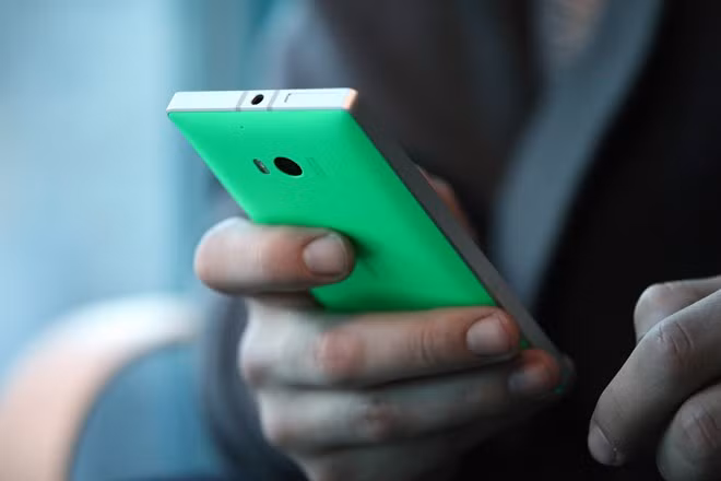 Nokia Lumia 930 - 32 GB (10,99 triệu đồng) Phải đến quý III năm nay, Lumia 930 mới có sản phẩm thay thế. Hiện tại, đây là model dòng cao duy nhất chạy hệ điều hành Windows Phone trên thị trường. Với tính năng nhấn mạnh đến camera PureView, dung lượng 32 GB không phải quá lớn cho những người yêu nhiếp ảnh di động.