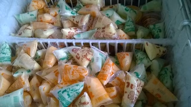 Kem túi trở lại thị trường với chất lượng tốt hơn, có sức tiêu thụ mạnh những ngày nắng nóng. Ảnh: Hiền Lan.