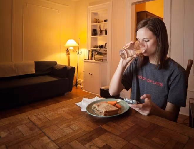 Ưu tiên ăn ở nhà. Nên dành 90% bữa ăn trong tuần ở nhà thay vì đến nhà hàng, vì bạn sẽ có xu hướng tiêu thụ các thực phẩm giàu dinh dưỡng, chất béo và dầu mỡ… khi ăn uống bên ngoài. Đặc biệt hầu hết nhà hàng thường phục vụ bát đĩa loại to, khiến bạn khó kiểm soát lượng thức ăn và calo cần dung nạp.