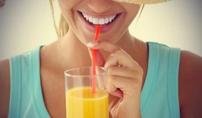 Do đó, bạn có thể dùng 1 ly nước ép trái cây vào buổi sáng, nhưng nên dành toàn bộ thời gian trong ngày cho nước lọc. Bởi theo một thống kê, người Mỹ đang tự thêm cho mình trung bình 245 calo mỗi ngày từ các loại nước giải khát như soda, nước trái cây đóng hộp…, tương đương 90.000 calo/năm.