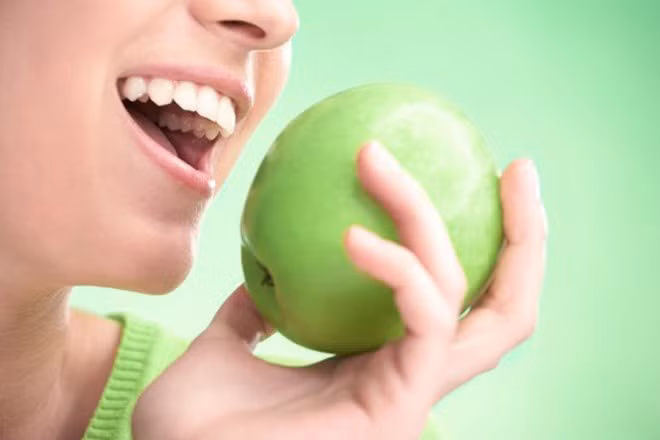  Ngửi mùi hương khi đói. Nghe có vẻ phản khoa học, nhưng trên thực tế mùi các loại trái cây như chuối, táo hoặc hương bạc hà có thể giúp bạn giảm cảm giác đói rất hiệu quả.