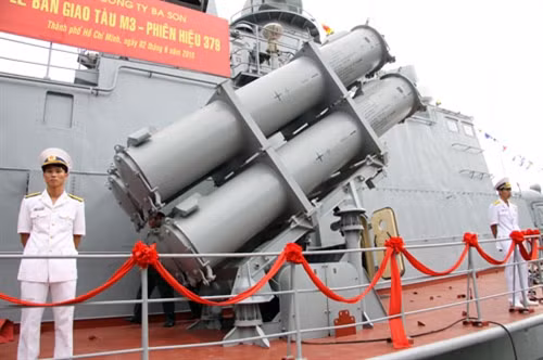 Bệ phóng tên lửa diệt hạm Uran-E trên tàu tên lửa Molniya.