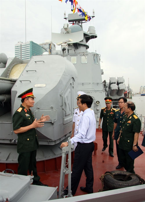 Việc bàn giao và đưa vào sử dụng cặp tàu trên sẽ góp phần nâng cao sức mạnh chiến đấu, góp phần quan trọng vào việc thực hiện nhiệm vụ bảo vệ và giữ vững chủ quyền biển, đảo của Tổ quốc. Ảnh: các đại biểu tại lễ bàn giao đi tham quan tàu.