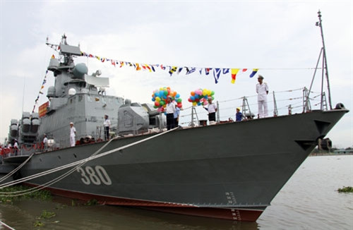 Hiện tại, Tổng công ty Ba Son đang thực hiện đóng cặp tàu thứ ba M5, M6, dự kiến sẽ hoàn thành và bàn giao giữa năm 2016. Trước đó, cặp tàu thứ nhất M1, M2 đã bàn giao cho Vùng 2 Hải quân vào tháng 6/2014 và được khai thác và sử dụng hiệu quả. Ảnh: Tàu tên lửa M4, phiên hiệu 380.