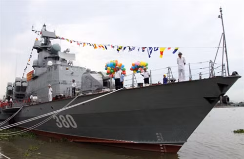 Hiện tại, Tổng công ty Ba Son đang thực hiện đóng cặp tàu thứ ba M5, M6, dự kiến sẽ hoàn thành và bàn giao giữa năm 2016. Trước đó, cặp tàu thứ nhất M1, M2 đã bàn giao cho Vùng 2 Hải quân vào tháng 6/2014 và được khai thác và sử dụng hiệu quả. Ảnh: Tàu tên lửa M4, phiên hiệu 380.