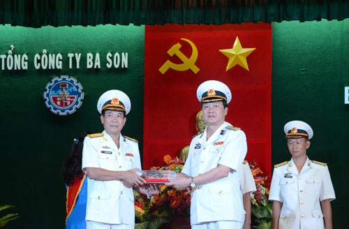 Chiều 2/6, Tổng công ty Ba Son tổ chức lễ bàn giao hai tàu tên lửa Molniya phiên hiệu 379, 380, cho Quân chủng Hải quân. Dự lễ có Thượng tướng Trương Quang Khánh, Ủy viên Trung ương Đảng, Thứ trưởng Bộ Quốc phòng; đồng chí Võ Văn Thưởng, Ủy viên Trung ương Đảng, Phó bí thư thường trực Thành ủy TP Hồ Chí Minh. Ảnh: Đại diện lãnh đạo Tổng công ty Ba Son trao chìa khóa tàu cho Quân chủng Hải quân. 