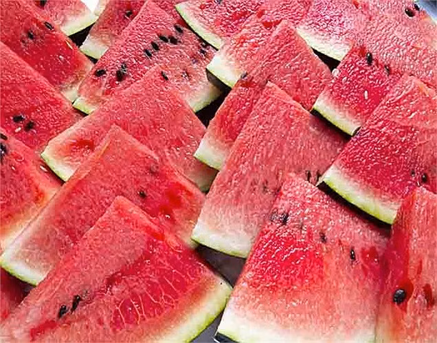 Dưa hấu: Dưa hấu là trái cây thanh lọc hệ tiêu hóa rất tốt. Trái cây này có chứa hàm lượng nước nhiều mà hỗ trợ thải ra các độc tố ra khỏi cơ thể. Uống trái cây này hai lần một tuần.