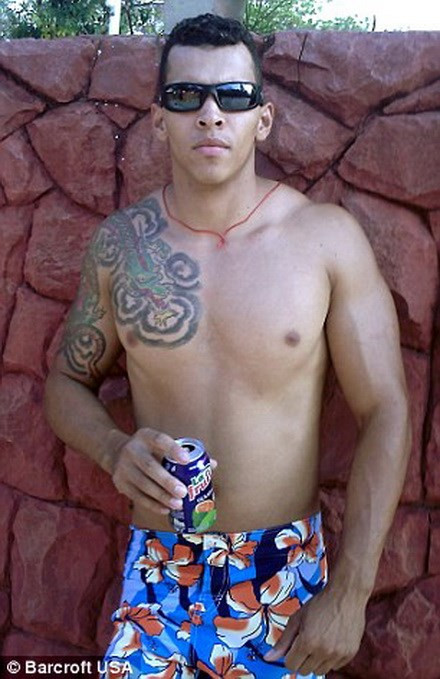 Alves trước khi tiêm "hỗn hợp chết người" vào bắp tay. 