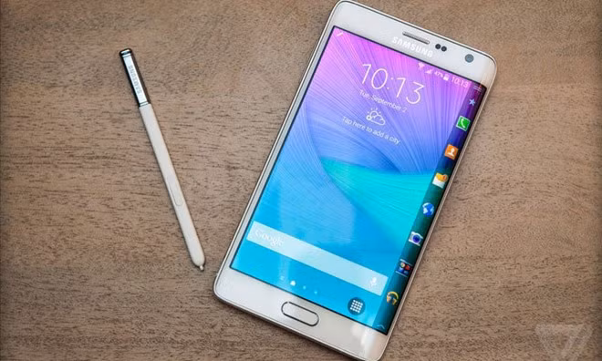 Samsung Galaxy Note Edge - 32 GB (20,99 triệu đồng) Để sở hữu phần màn hình cong độc đáo của Note Edge, người dùng phải bỏ thêm khoảng 3 triệu đồng so với Note 4. Đáng chú ý, phần màn hình cong của Note Edge tỏ ra nhiều tính năng hơn hẳn so với S6 Edge - mẫu smartphone màn hình cong khác của Samsung.