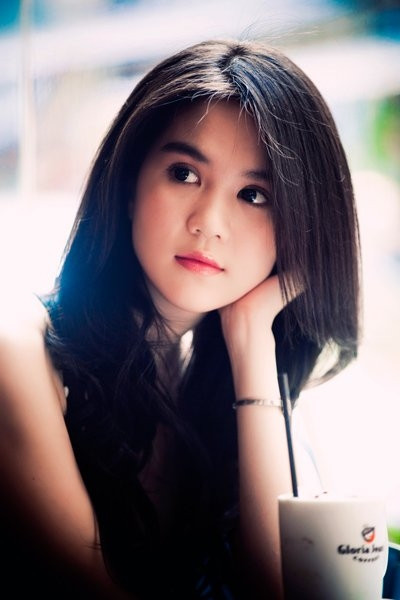 Đôi mắt to tròn, long lanh của Ngọc Trinh khiến người đối diện liên tưởng tới sự ngây thơ, trong trẻo của tâm hồn thiếu nữ.