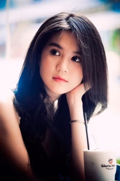 Đôi mắt to tròn, long lanh của Ngọc Trinh khiến người đối diện liên tưởng tới sự ngây thơ, trong trẻo của tâm hồn thiếu nữ.