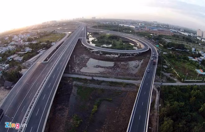 Gói thầu số 9 xây dựng đường và nút giao giữa cao tốc và vành đai 2 được hoàn thành với khối lượng các hạng mục thi công lớn. Có 8 nhánh ra vào, chiều dài hơn 12 km. Trước đó vào tháng 9/2014, 3 nhánh của gói thầu xây lắp số 9 đã được đưa vào khai thác, góp phần giảm thời gian, chi phí, tăng khả năng tiếp cận, kết nối với các phương tiện tham gia giao thông, giảm tải cho các tuyến quốc lộ. Gói thầu số 9 xây dựng đường và nút giao giữa cao tốc và vành đai 2 được hoàn thành với khối lượng các hạng mục thi công lớn. Có 8 nhánh ra vào, chiều dài hơn 12 km. Trước đó vào tháng 9/2014, 3 nhánh của gói thầu xây lắp số 9 đã được đưa vào khai thác, góp phần giảm thời gian, chi phí, tăng khả năng tiếp cận, kết nối với các phương tiện tham gia giao thông, giảm tải cho các tuyến quốc lộ.