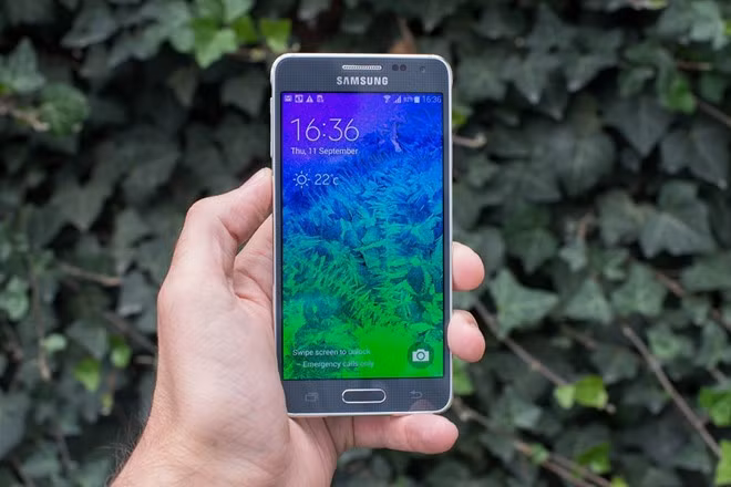 Samsung Galaxy Alpha - 32 GB (8,49 triệu đồng) Nếu muốn tìm kiếm một sản phẩm dung lượng lớn, giá mềm, Galaxy Alpha có thể là gợi ý cho bạn. Ngoài ra, đây cũng là một trong số những chiếc smartphone dòng cao có dáng mỏng, nhẹ nhất trên thị trường.