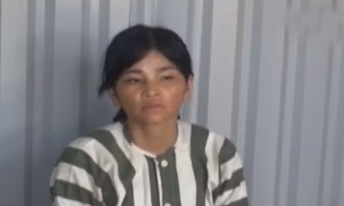 Khong doi duoc no, dien tiet bat coc be 3 tuoi