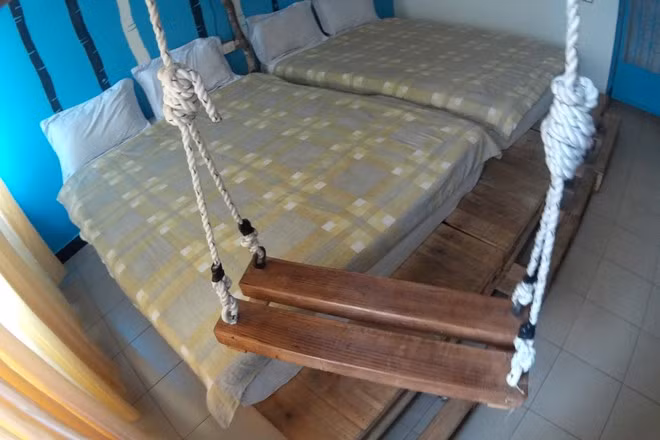 Ngoài những phòng ở tập thể giá rẻ, khách sạn còn thiết kế thêm nhiều phòng riêng với không gian lạ mắt để đa dạng nhu cầu khách hàng.