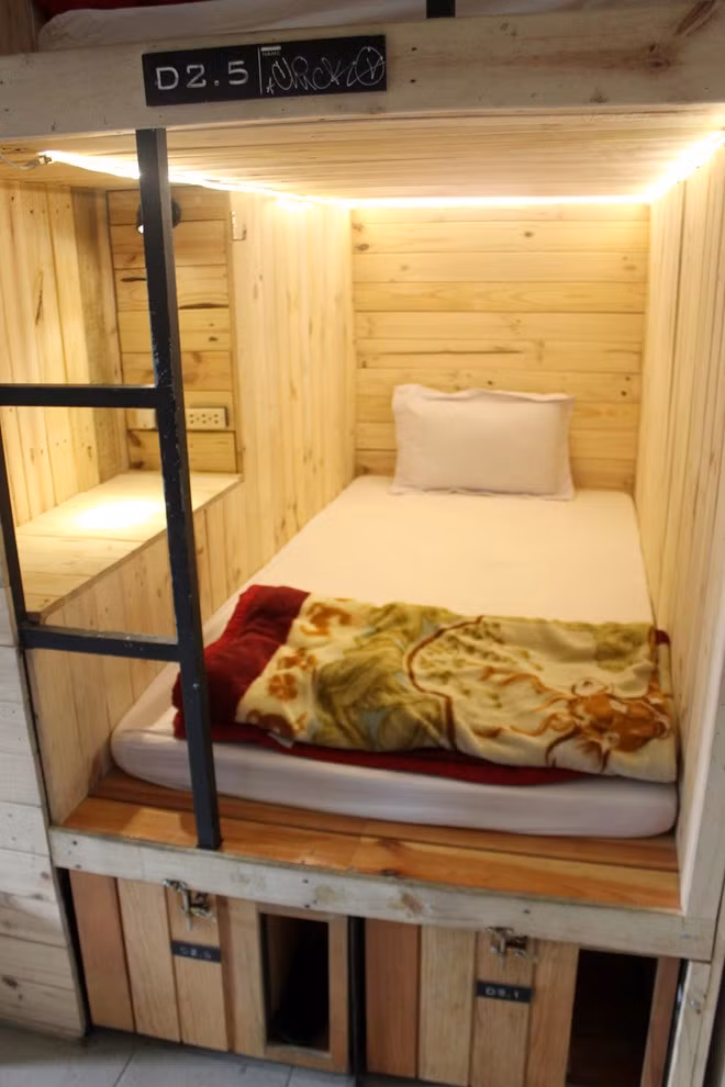 Trên mỗi giường có số hiệu và bảng viết tên khách thuê. Anh Võ Hoàng Quang, chủ một khách sạn loại này cho biết: "Dịch vụ hostel đang được giới trẻ yêu thích. Một nhóm bạn có thể thuê nhiều giường để ở chung cùng phòng. Do khách ưa chuộng nên hiện nay, nhiều khách sạn truyền thống tại Đà Lạt đua nhau chuyển sang kinh doanh loại phòng này".