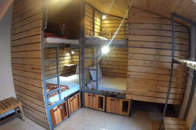 Một khách sạn trên đường Phan Công Định, TP Đà Lạt đã cải tạo lại địa điểm kinh doanh cũ thành nhiều phòng kinh doanh dịch vụ giá rẻ kiểu này. Mỗi phòng 6-8 giường được thiết kế như "chuồng cọp" nhưng đều có không gian riêng cho khách thoải mái.