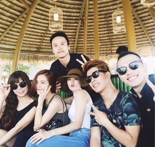 Minh Hằng chu môi nhí nhảnh và đáng yêu bên cạnh Hoàng Thùy Linh và bạn bè.