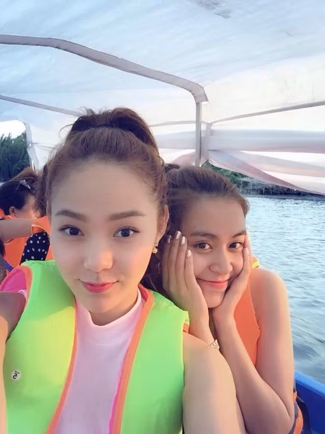 Hoàng Thùy Linh và Minh Hằng rủ nhau đi chơi đạp nước.