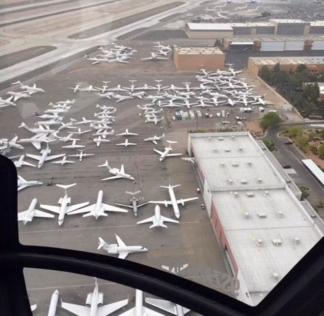 Quang cảnh khá chật chội tại khu vực dành riêng cho máy báy cá nhân, thuộc phi trường quốc tế McCarren (Las Vegas) sáng 2/5 giờ địa phương, ngày diễn ra cuộc thượng đài lịch sử giữa Floyd Mayweather và Manny Pacquiao.