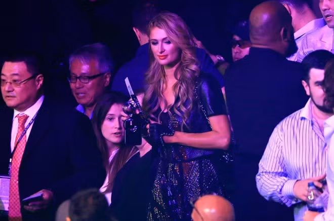 "Nữ hoàng tiệc tùng" Paris Hilton đến góp vui.