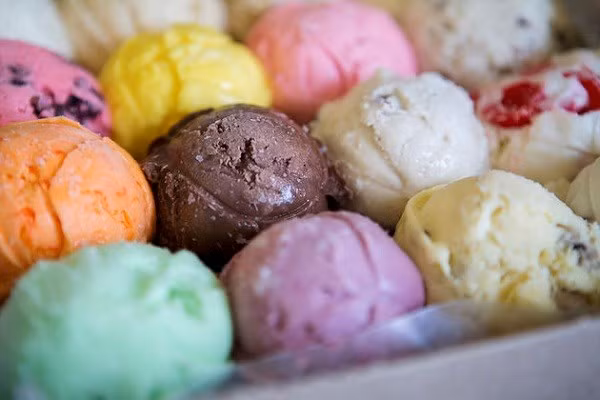 3. Dietsch Brothers Inc., Findlay, Ohio. Cửa hàng kem 75 năm này luôn tự hào về chất lượng trong từng sản phẩm của mình. Chủ cửa hàng tự tin rằng kem của họ được hình thành từ những thành phần tốt nhất kết hợp cùng óc sáng tạo của người làm. Dietsch Brothers Inc được Trip Advisor khen ngợi "là một trong những tiệm kem ngon nhất tại Mỹ".