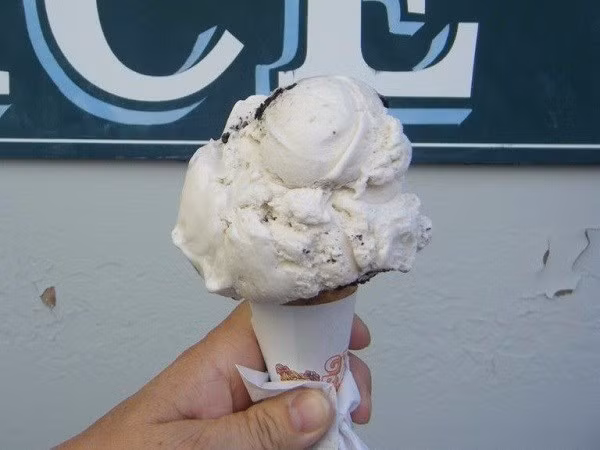 8. Brickley's Ice Cream | Narragansett, đảo Rhode. Mở cửa năm 1995, quán kem Brickley's Ice Cream là thành quả phấn đấu của cặp vợ chồng Chris Brickley và vợ anh. Các con của anh là Ryan và Kerry thường phụ cha mẹ buôn bán vào những ngày bận rộn, như lễ Quốc Khánh, Giáng Sinh... Tổng cộng có 45 hương vị kem từ vị quả hồ trăn, anh đào, yogurt nổi tiếng tới các vị hoa quả nhiệt đới như xoài, dừa, mãng cầu. Đặc biệt ở đây còn có loại kem dành cho các người bị tiểu đường.