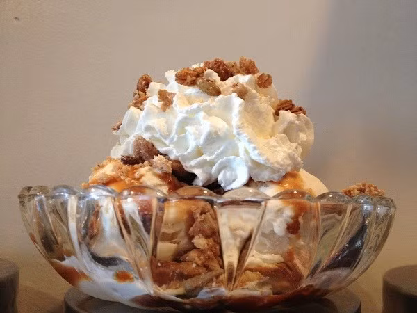 10. Brown Dog Ice Cream | Cape Charles, Virginia. Ở một trong những quán kem ngon nhất Mỹ này, nhân viên luôn nghĩ ra các hương vị kem mới, thử nghiệm chúng trước khi phục vụ. Bí quyết vị kem ngon nằm ở các hương vị không thể tìm thấy ở bất cứ nơi nào khác như dâu cốt thái lavender, kem mocha hương rượu Scotch, và đặc biệt là Poncho Verde (hỗn hợp kem gồm bơ, dâu, chanh vỏ xanh, ớt jalapeños).