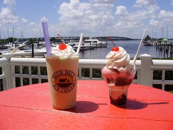 1. Harborwalk Scoops &amp; Bites Ice Cream, Punta Gorda, Florida. Tại Florida, du khách có thể thỏa mãn cơn háo đồ ngọt bằng cách đắm mình trong thế giới kem của Harborwalk Scoops &amp; Bites Ice Cream. Một số loại kem hấp dẫn, nổi tiếng phải kể đến rum-raisin (kem rum với nho khô) hoặc Rebel Yell (một sự kết hợp giữa vani chocolate và xi-rô chocolate, bơ, đậu phộng và kẹo mạch nha). “Bên cạnh phục vụ những món kem ngon nhất đất Mỹ, nơi đây còn có một cảnh quan còn choáng ngợp hơn”, người dùng icecreamlovier86 bình luận.