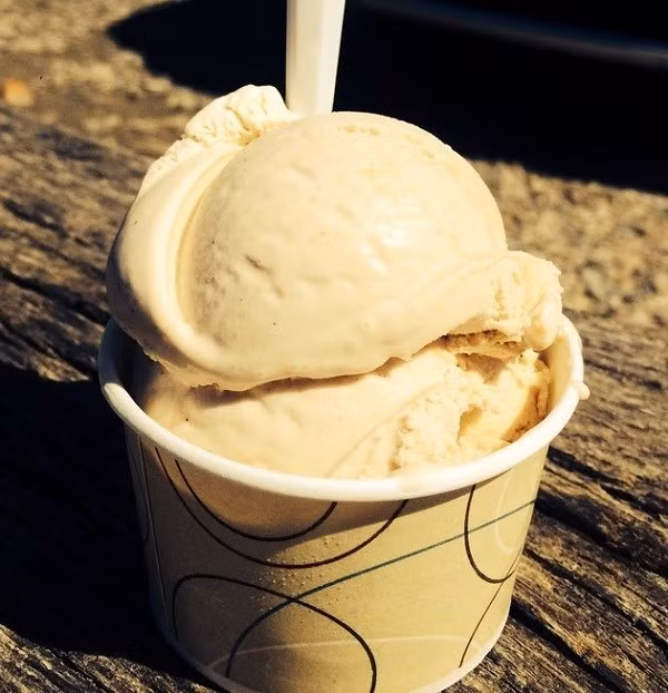 2. Bellvale Farms Creamery | Warwick, New York. Chỉ mở cửa phục vụ từ tháng 4 đến tháng 10 hằng năm, Bellvale Farms Creamery gây ấn tượng với khách hàng bởi sự pha trộn 50 loại hương vị kem độc đáo. “Nếu bạn đến New York mà không ghé qua Bellvale Farms Creamery. Đó là một sự bỏ lở đáng tiếc. Tất cả kem nơi đây đều được làm từ sửa tươi lấy trực tiếp từ một trang trại gần đó”, độc giả Anastasia C bình luận.