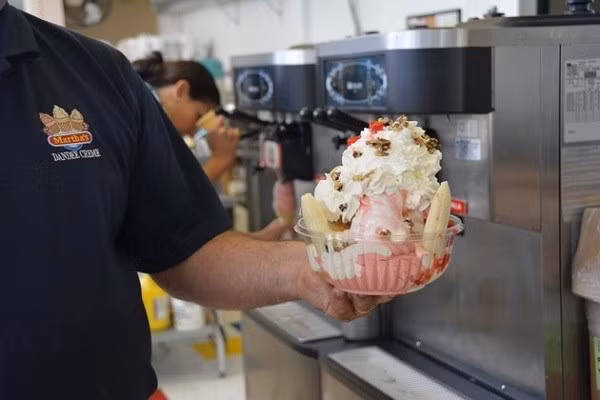 7. Martha's Dandee Crème | Queensbury, New York. Cửa hàng có tuổi đời 60 năm, từng là một trang trại nuôi gà rộng hơn 100 ha này được đánh giá là sở hữu hương vị ngon, với bí kíp làm kem theo truyền thống với 40 hương vị, từ sôcôla, vani, mocha, hồ trăn, mâm xôi, đến các vị lạ như chanh và dừa,… "Tôi là khách của cửa hàng trong nhiều năm nay. Nếu tính số tiền tôi dành cho kem, chắc chắn bạn sẽ phải ngạc nhiên đấy", một độc giả trên Tripadvisor bình luận.