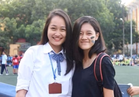 Gương mặt xinh xắn, đôi mắt biết cười, cô bạn còn tham gia nhiều vào các hoạt động nghệ thuật và thể dục thể thao. Dù mới theo học Taekwondo hai năm, Hà đã đi thi đấu cấp thành phố và đạt huy chương vàng.