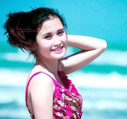 Cô giáo 9X cũng tham gia nhiều cuộc thi sắc đẹp và đạt được thành tích đáng kể như vào Chung khảo Gương mặt sinh viên Facelook 2012, Duyên dáng sư phạm 2011. 