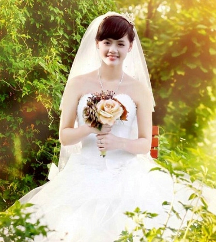 Cô bạn My Nguyễn, tên thật là Nguyễn Thị Tú Anh, sinh năm 1997, hiện là học sinh trường THPT Phú Xuyên A, Hà Nội.