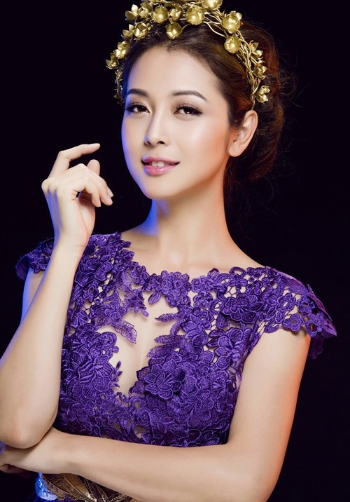 Jennifer Phạm mang thần thái của một nữ thần, nét đẹp sang trọng và quý phái của cô có thể hạ gục bất cứ anh chàng nào. Đôi mắt sâu, đuôi mắt dài và buồn mà nhiều người nói rằng vì thế mà cô lận đận trong chuyện tình cảm.