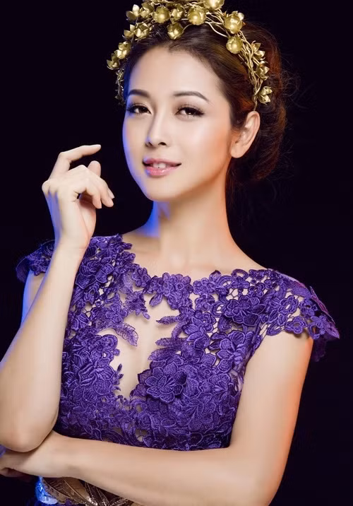 Jennifer Phạm mang thần thái của một nữ thần, nét đẹp sang trọng và quý phái của cô có thể hạ gục bất cứ anh chàng nào. Đôi mắt sâu, đuôi mắt dài và buồn mà nhiều người nói rằng vì thế mà cô lận đận trong chuyện tình cảm.