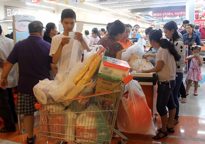 Anh Tâm, một khách hàng cho biết: "Hôm nay nhiều mặt hàng thực phẩm khô giảm giá đến 30% nên gia đình tôi tranh thủ mua dự trữ nhiều. Khách đông nên mất gần 1 giờ, tôi mới thanh toán xong".